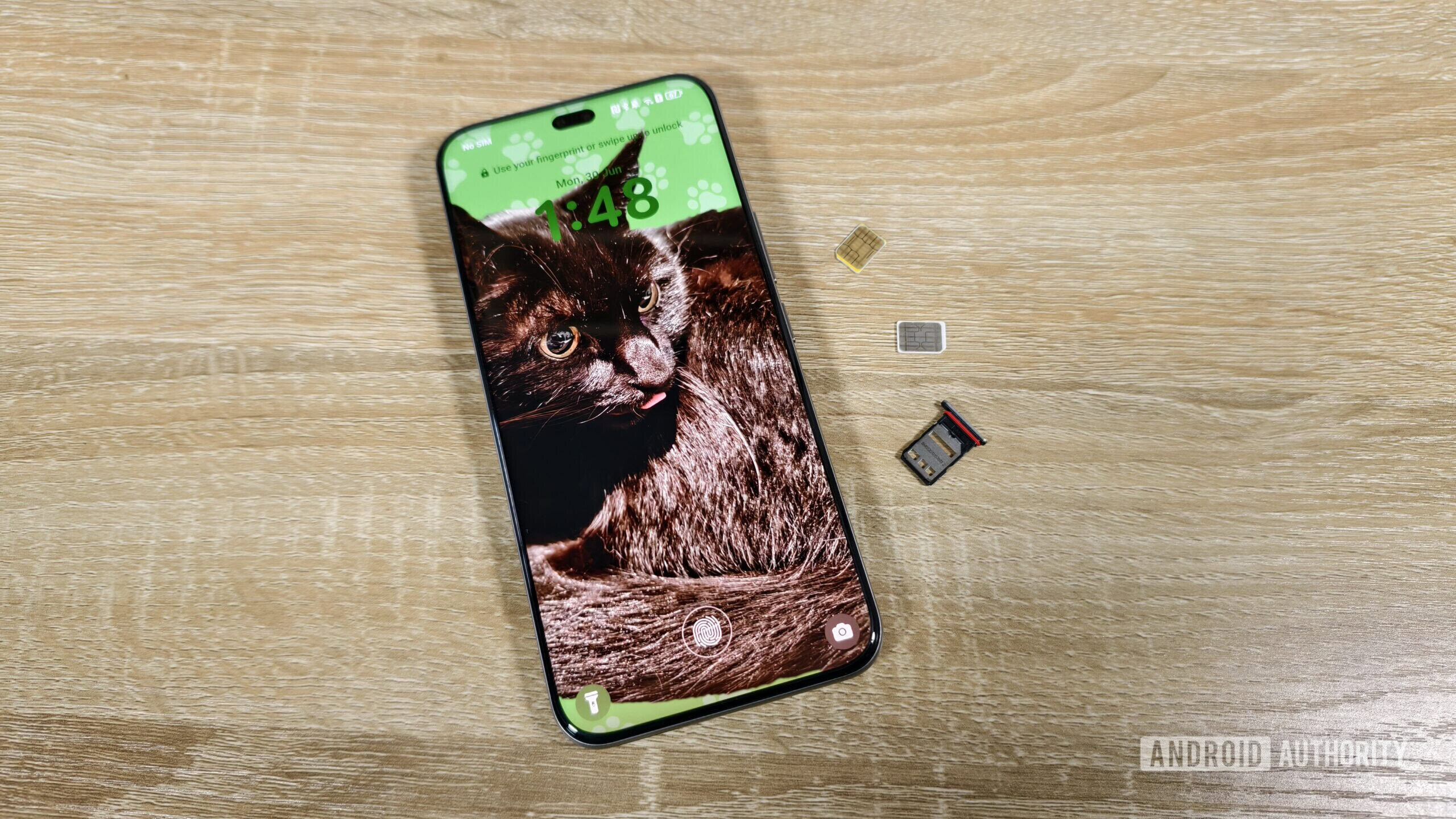 um smartphone com dois cartões SIM e uma bandeja SIM sobre uma mesa um smartphone com dois cartões SIM e uma bandeja SIM sobre uma mesa