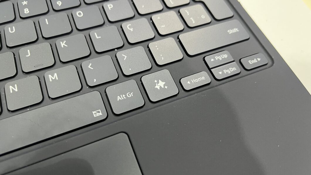 Bot&atilde;o dedicado ao Galaxy AI no teclado do Galaxy Tab S10 Plus da Samsung