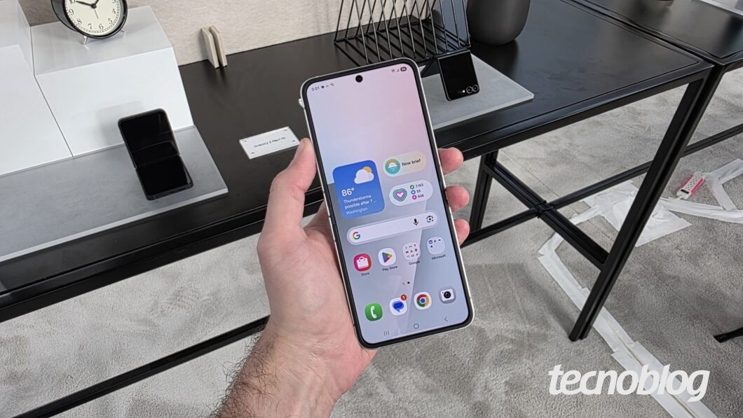 Samsung Galaxy Z Flip 7 FE aberto