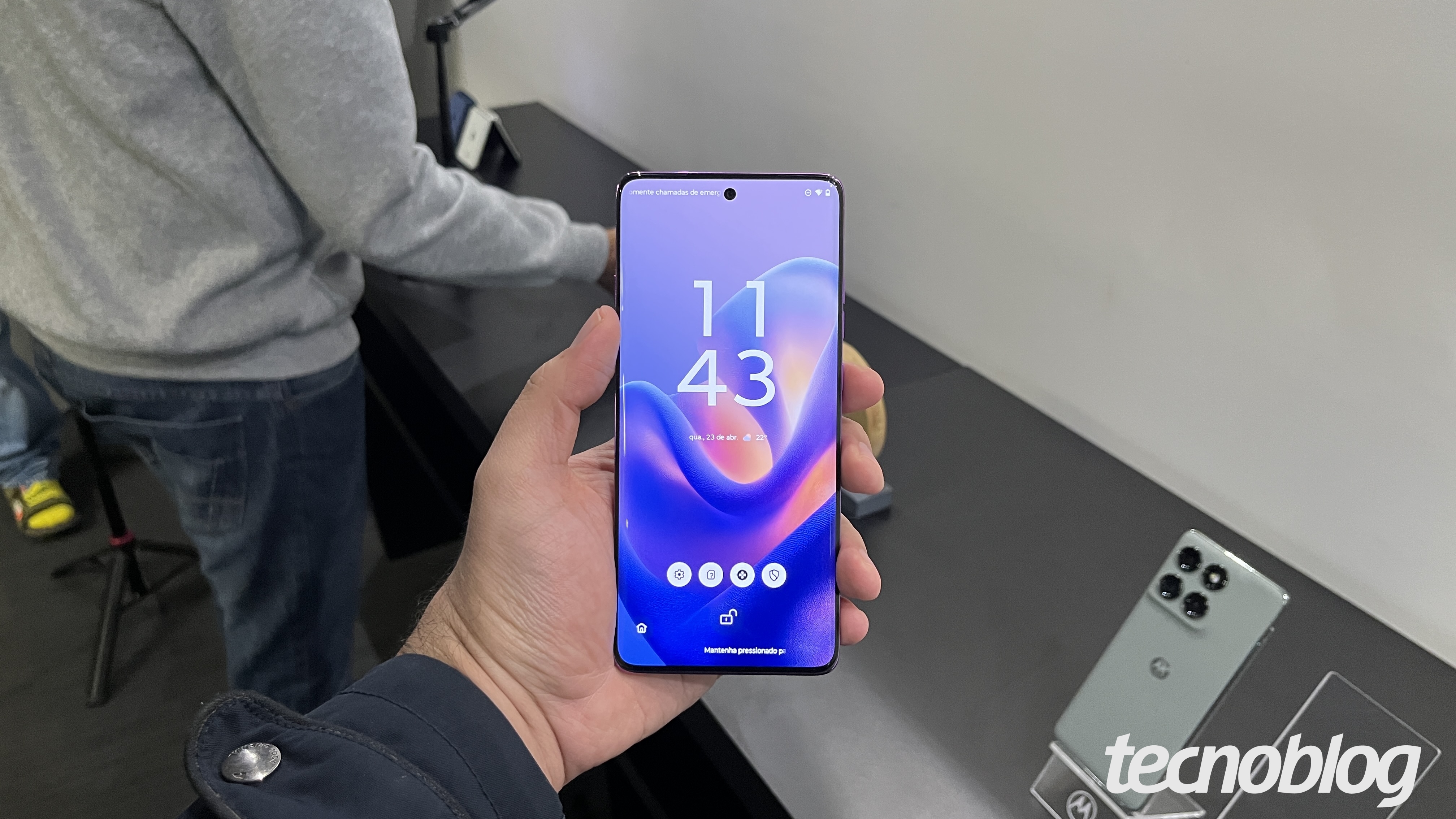 Edge 60 Pro visto de frente, com tela pOLED de 6,7 polegadas e bordas curvas