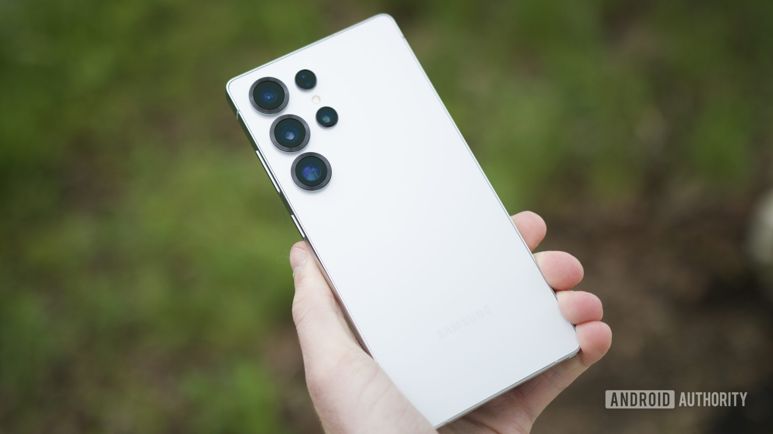 Alguém segurando o Samsung Galaxy S25 Ultra, mostrando a parte traseira do telefone.