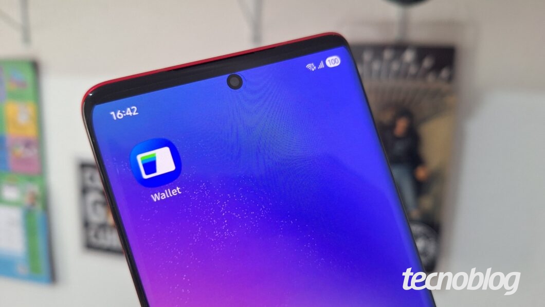 Imagem de um celular exibindo o ícone do aplicativo Samsung Wallet