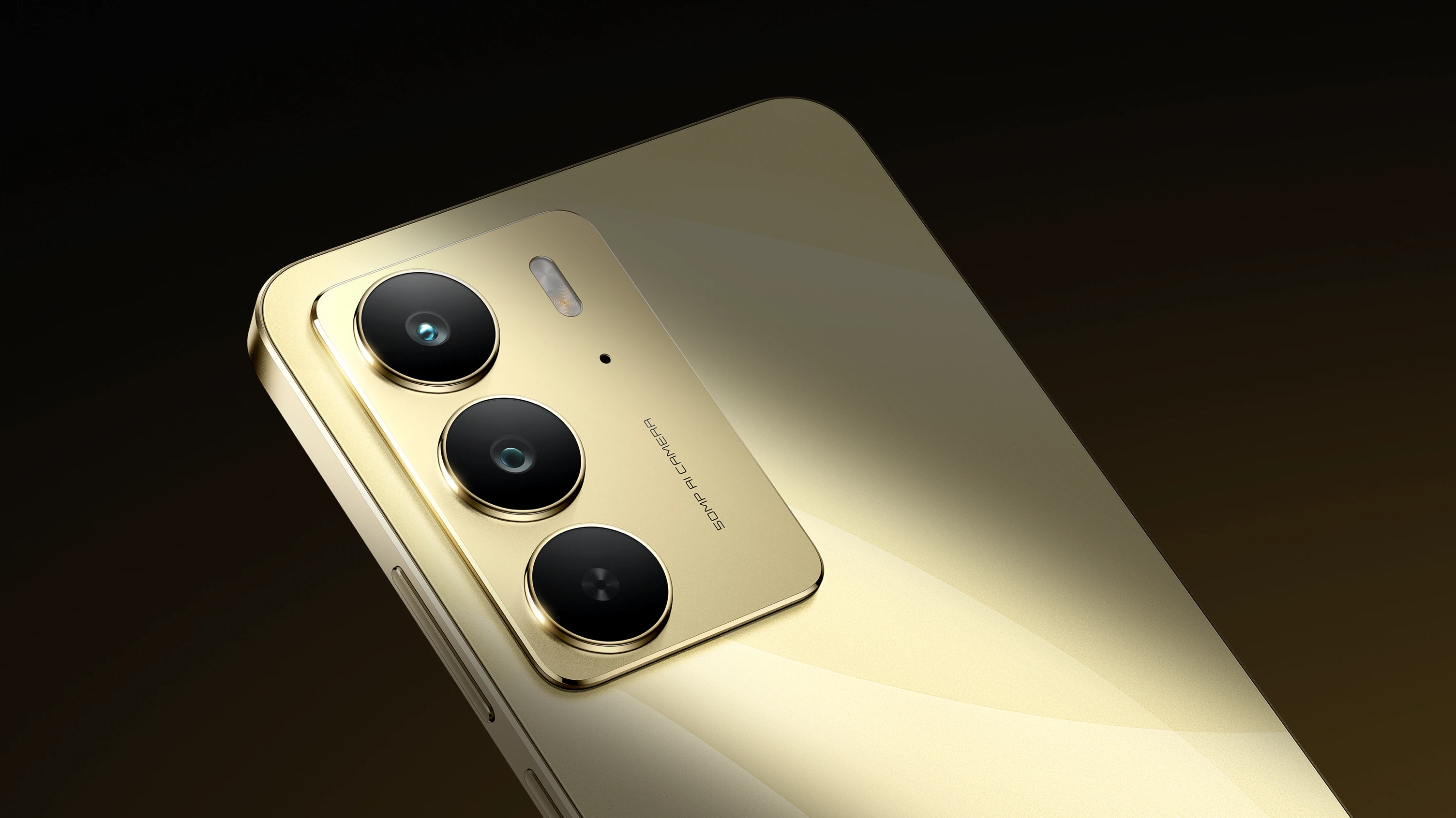 Uma vis&atilde;o em close-up da parte traseira de um smartphone dourado Realme C75 5G. O foco est&aacute; no m&oacute;dulo de c&acirc;mera tripla, com tr&ecirc;s lentes circulares grandes, e no flash. O fundo &eacute; escuro e desfocado.