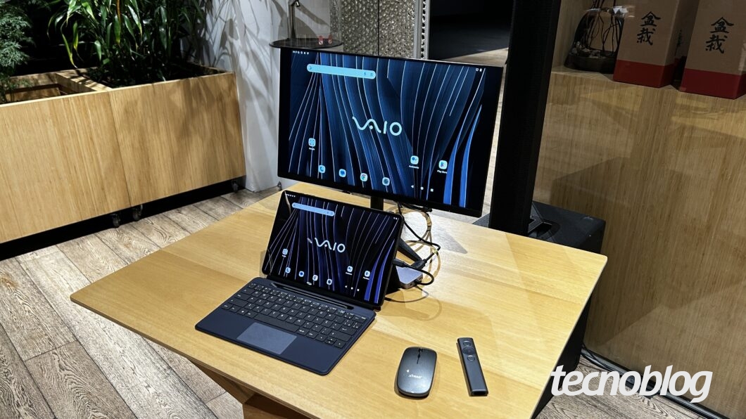 Tablet Vaio TL12 sendo usado como desktop
