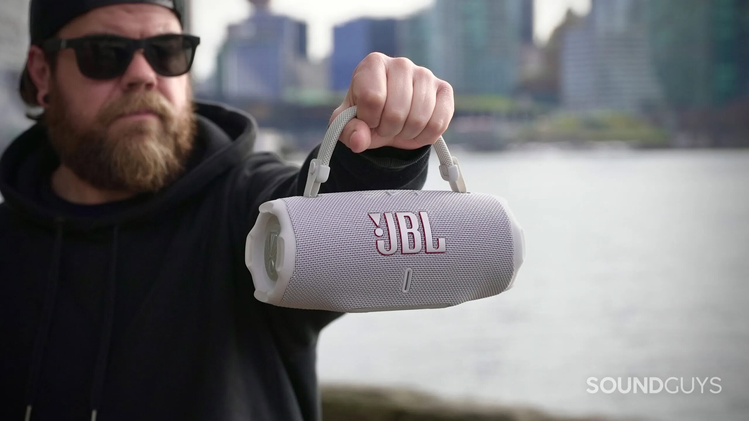 Dave Carr segurando alto-falante JBL Charge 6