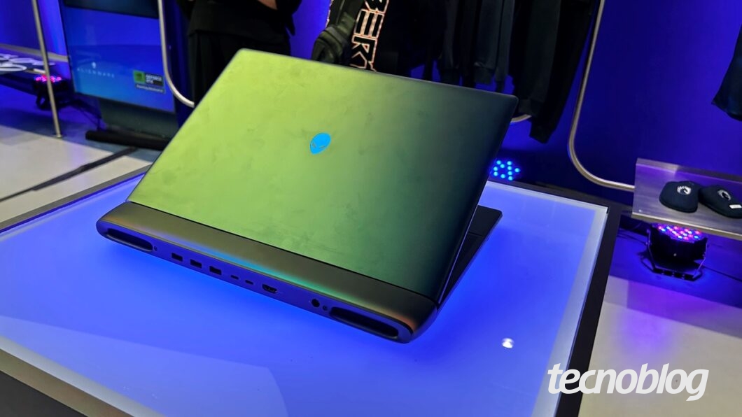 A base traseira do Alienware 16 Area-51