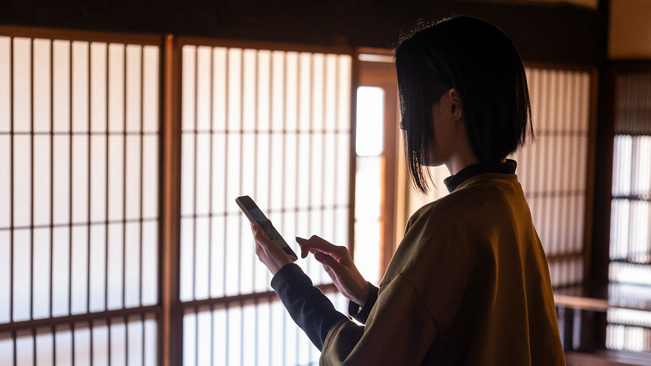 imagem de uma mulher usando um celular