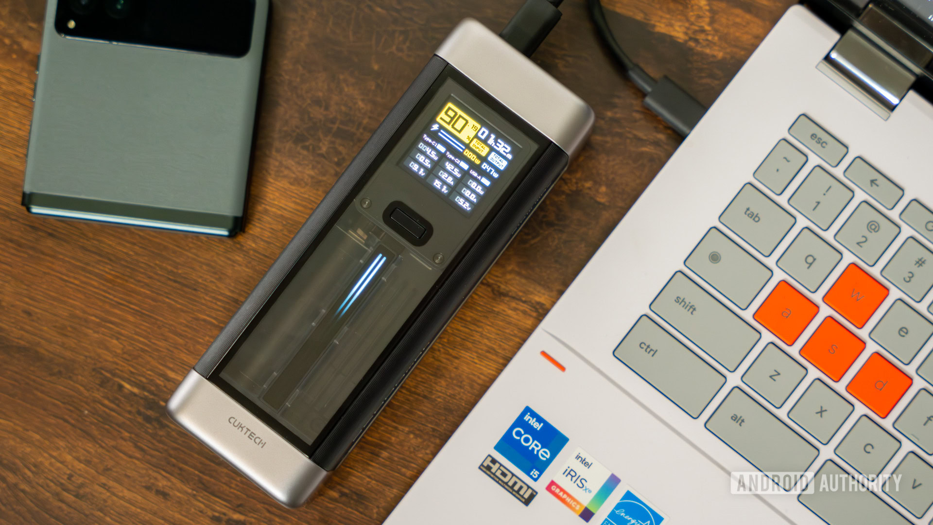 Cuktech 20 Power Bank na mesa com outros dispositivos (4)