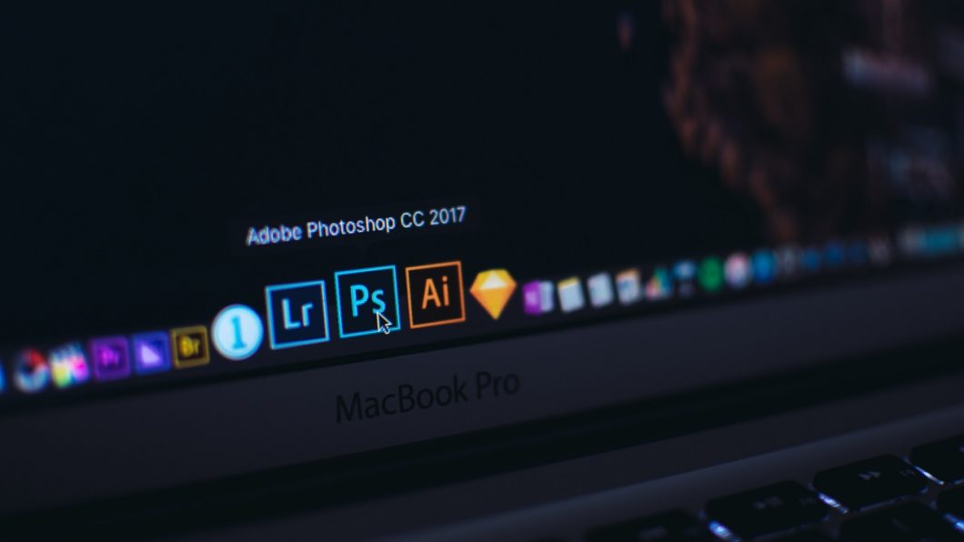 imagem de um computador exibindo os ícones dos programas adobe lightroom, photoshop
