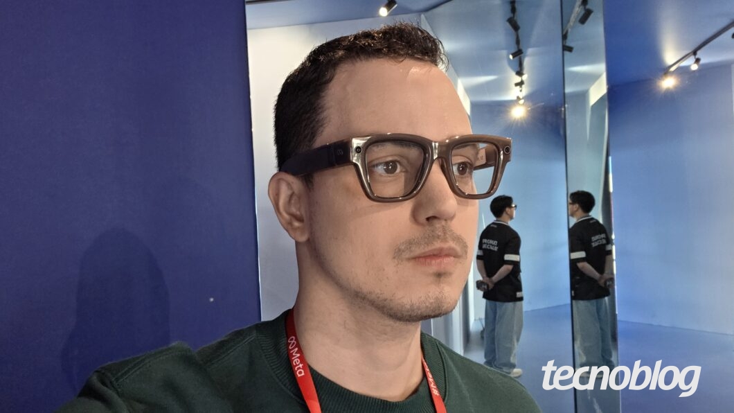 Imagem mostra um homem com &oacute;culos inteligentes da Meta, em cor marrom
