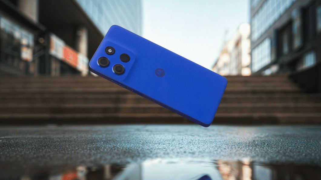 Motorola Moto G56 caindo em uma poça de água