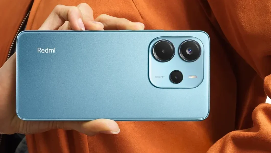 Mão segurando celular