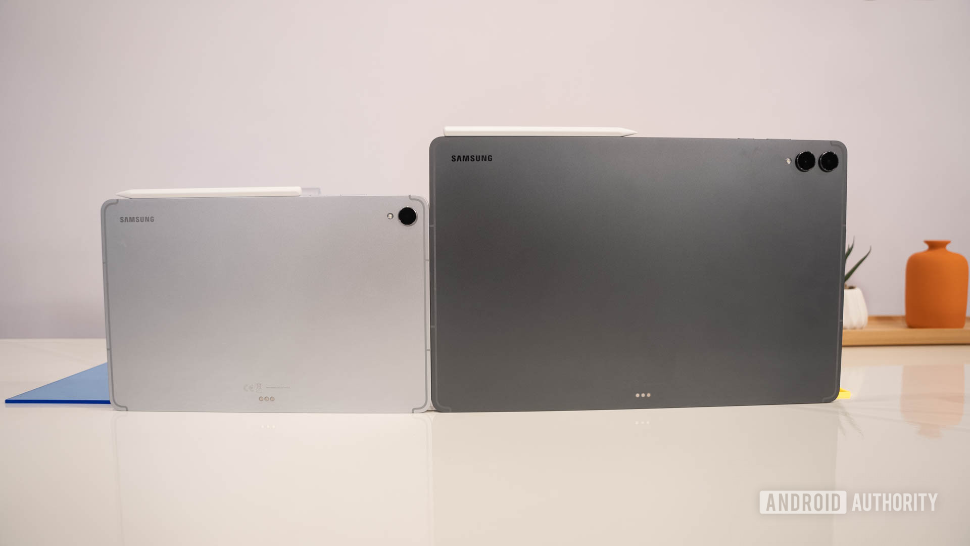 Samsung Galaxy Tab S11 ao lado do Galaxy Tab S11 Ultra