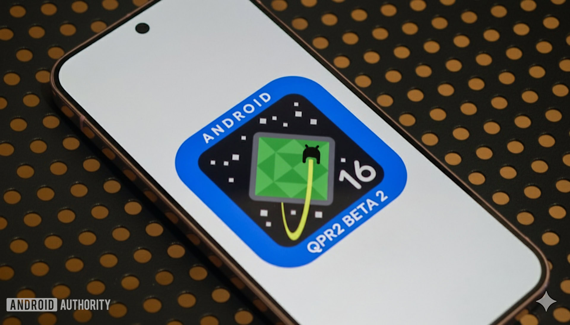 Foto do Android 16 QPR2 Beta 2 logo em um telefone pixel