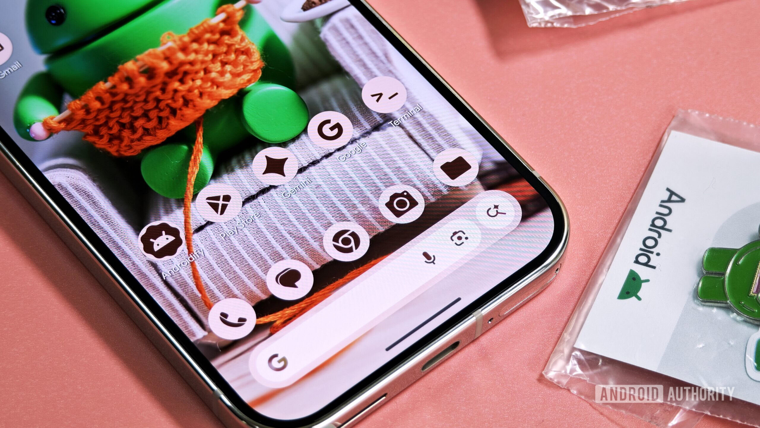 Foto close -up da tela inicial do telefone Android com ícones temáticos