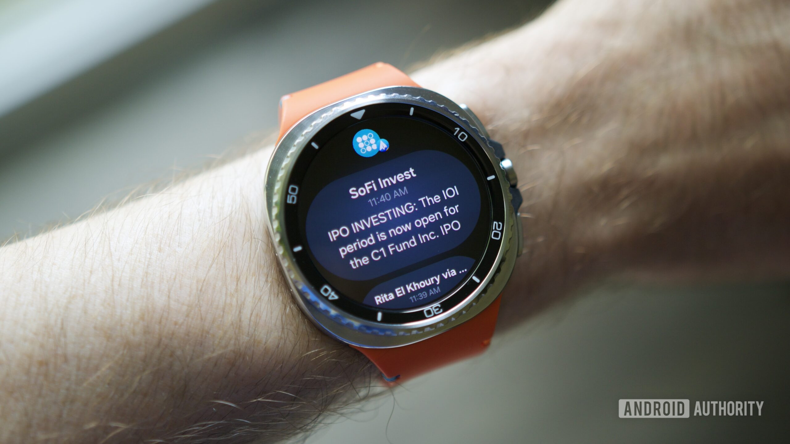 Samsung Galaxy Watch 8 Notificações clássicas 1 Uma notificação no Samsung Galaxy Watch 8 Classic.
