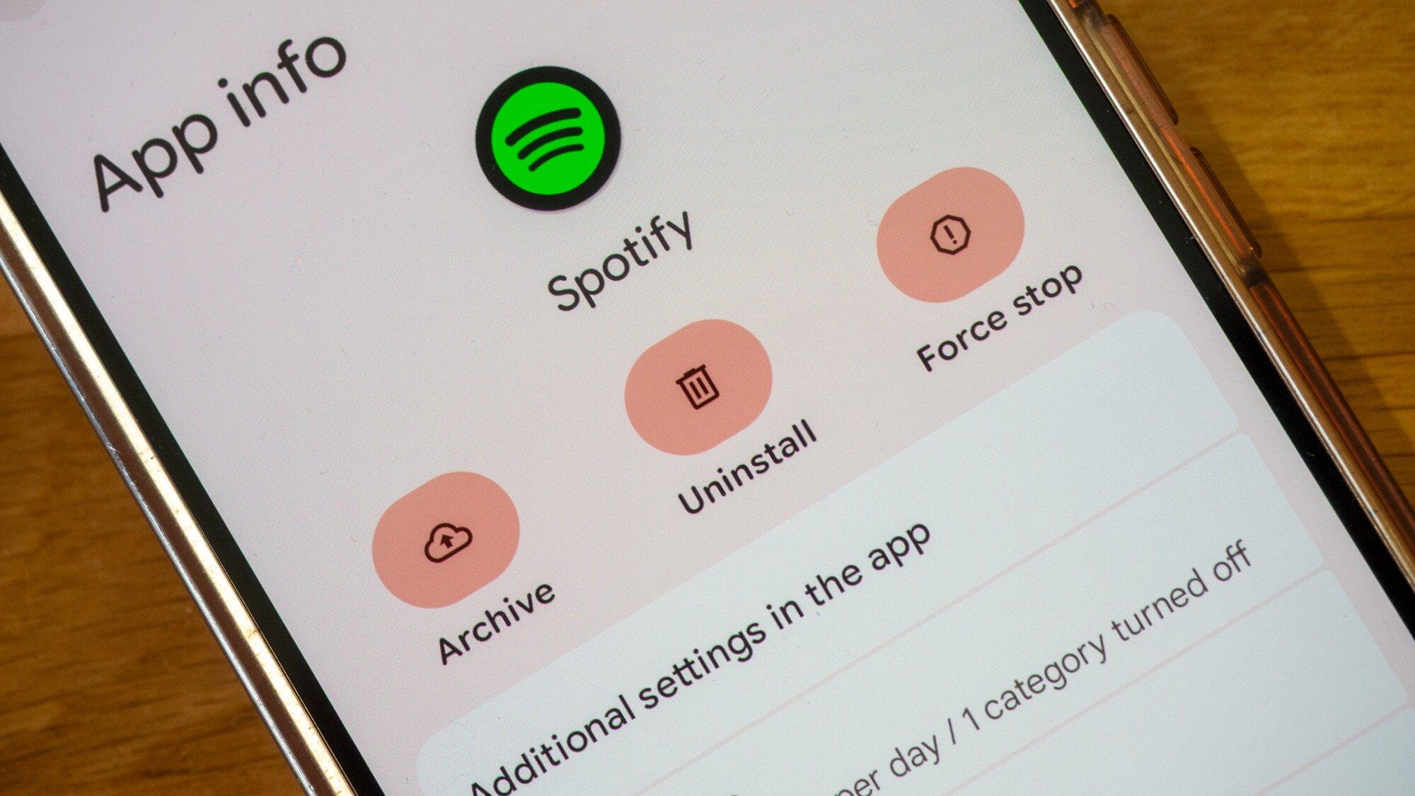 telefone mostrando o arquivamento e desinstalação de aplicativos Android telefone mostrando o arquivamento e desinstalação de aplicativos Android