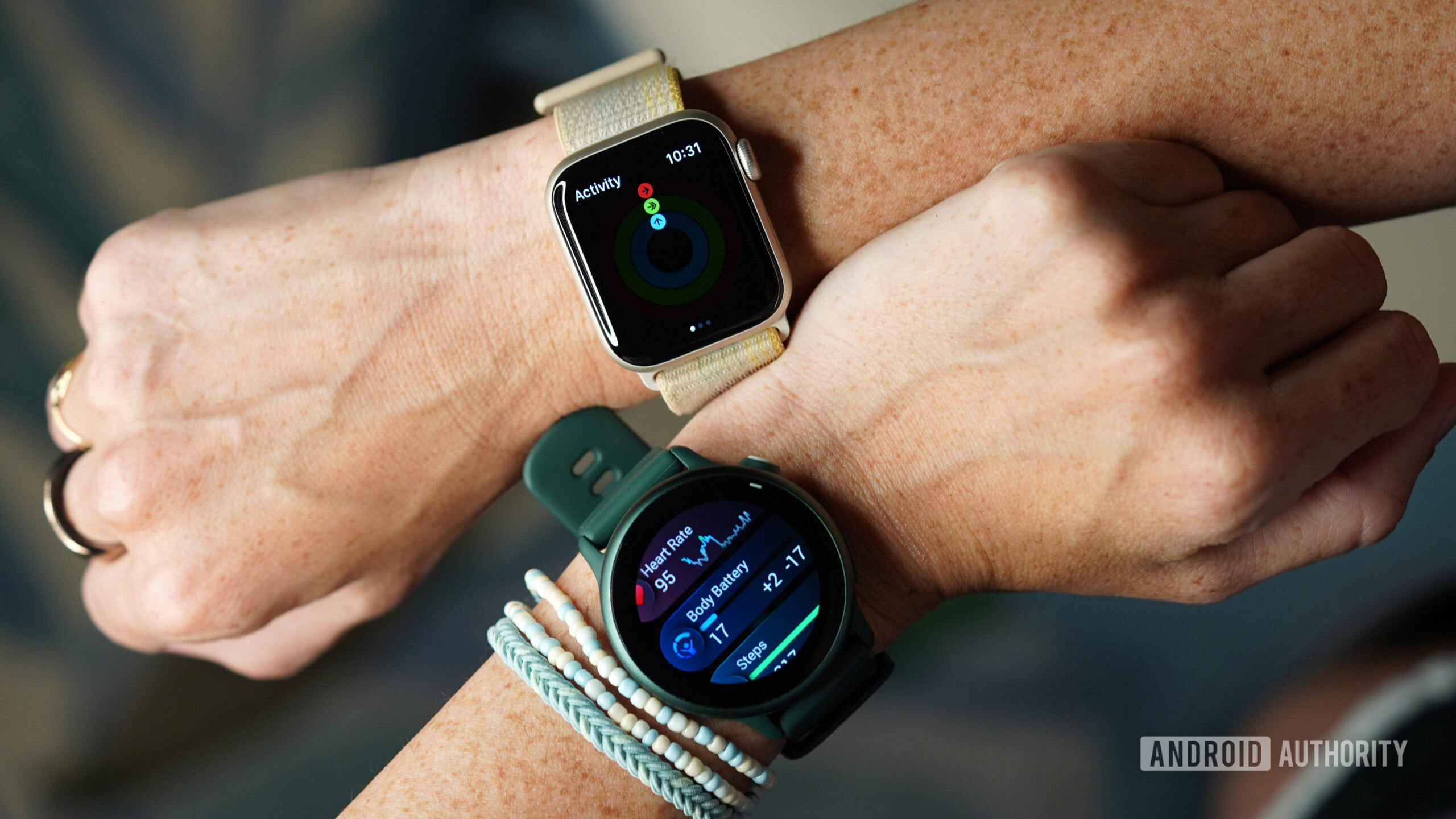 Garmin Vivoactive 6 Apple Watch SE Um usuário usa um Garmin Vivoactive 6 e um Apple Watch SE.