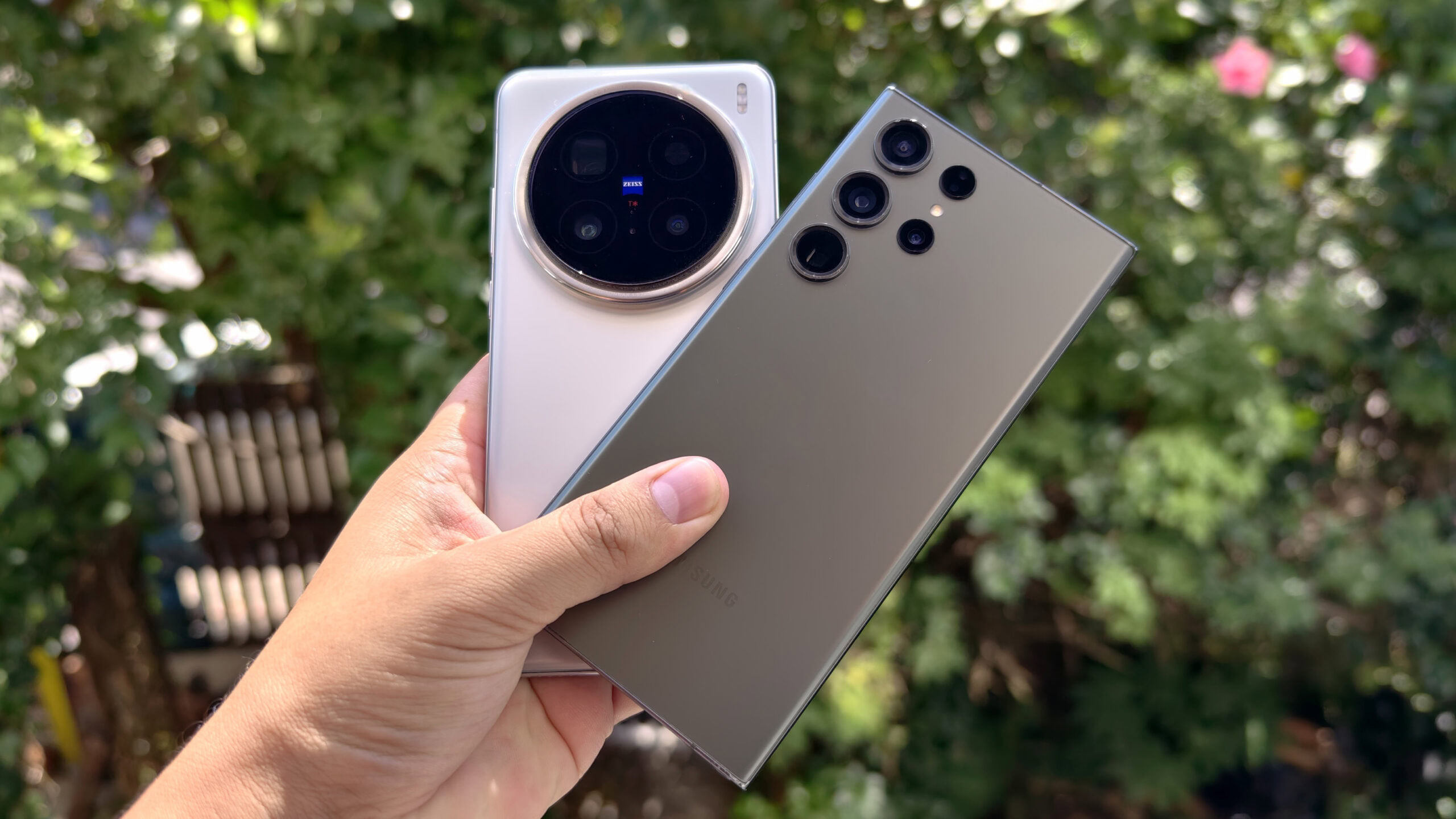 Vivo X200 Pro vs Galaxy S23 Ultra na mão Vivo X200 Pro vs Galaxy S23 Ultra na mão