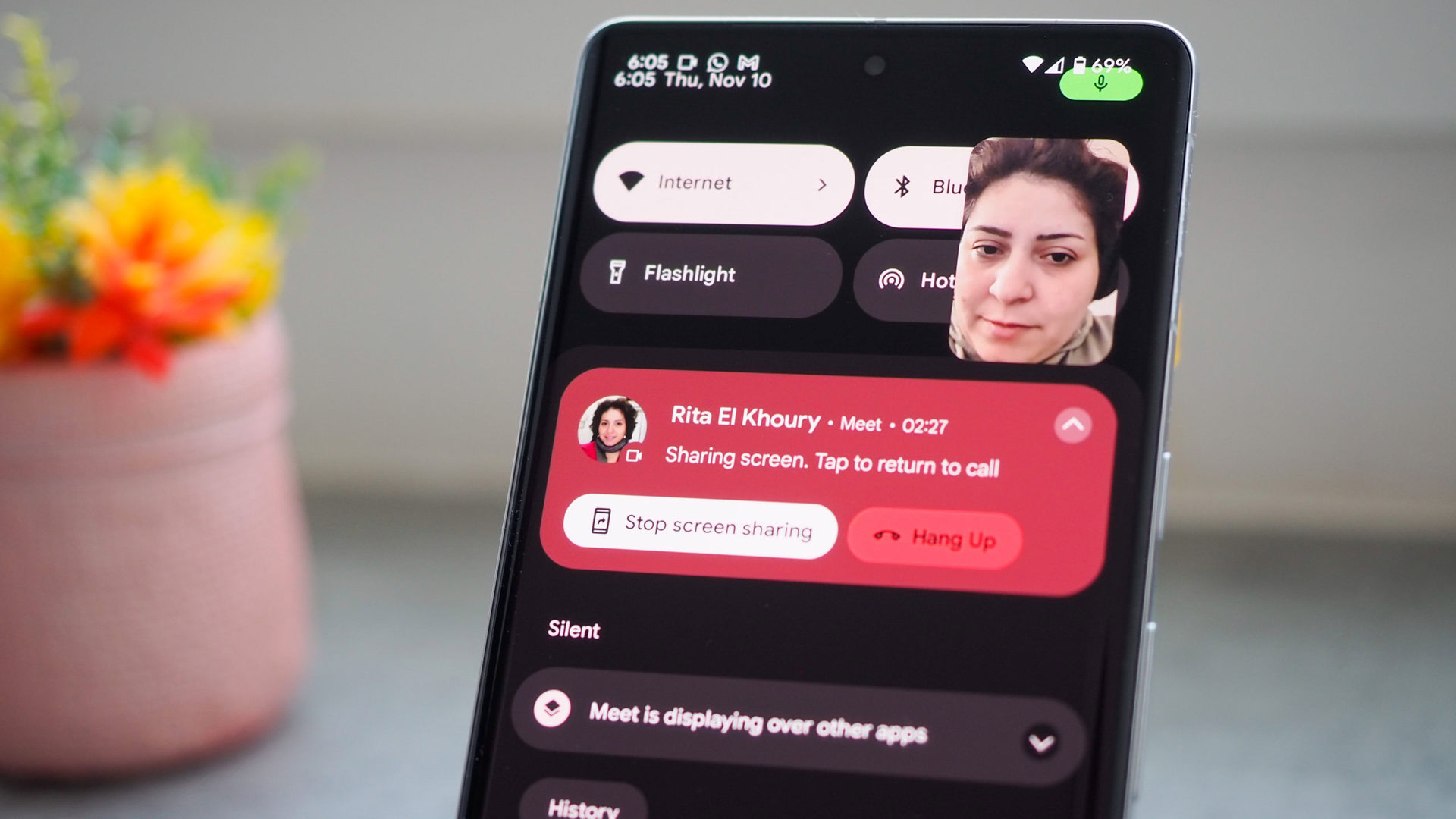 Google Pixel 7 Pro mostrando uma chamada do Google Meet em andamento com o compartilhamento de tela ativado
