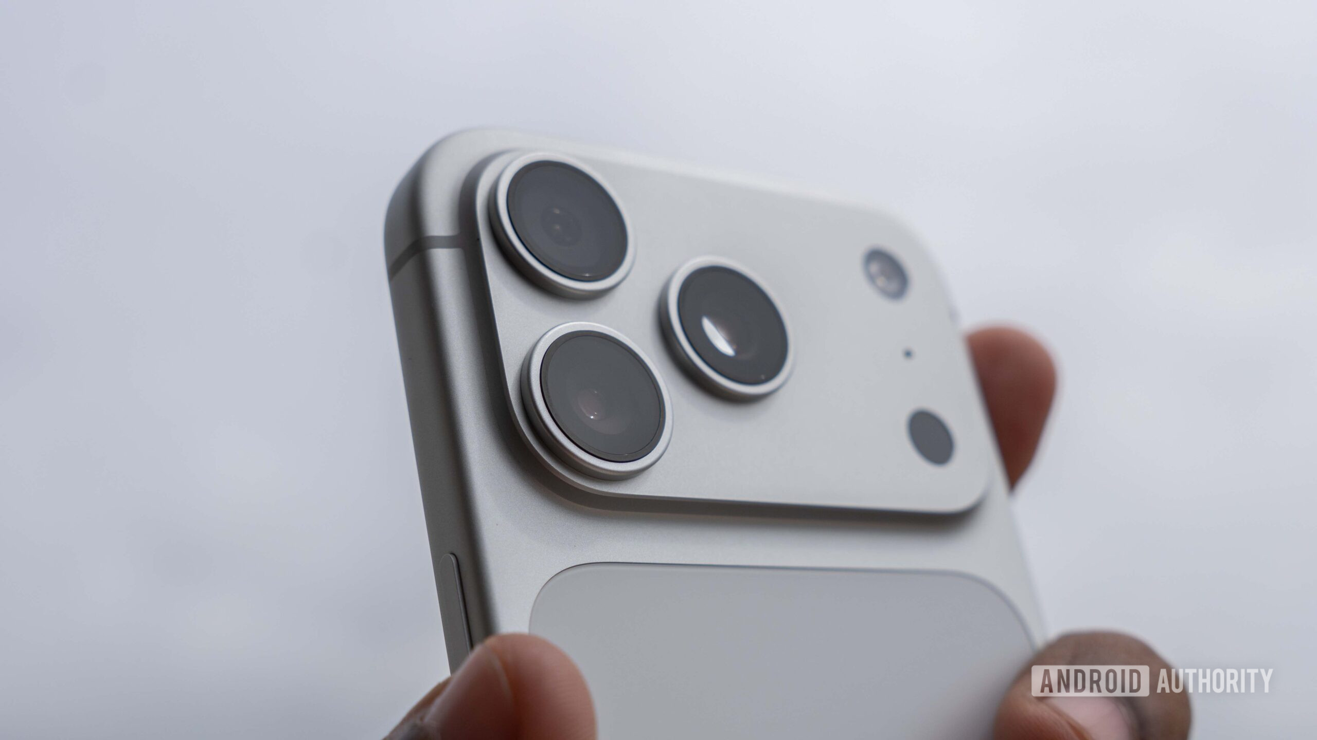 Apple iPhone 17 Pro com foco no platô da câmera Apple iPhone 17 Pro com foco no platô da câmera