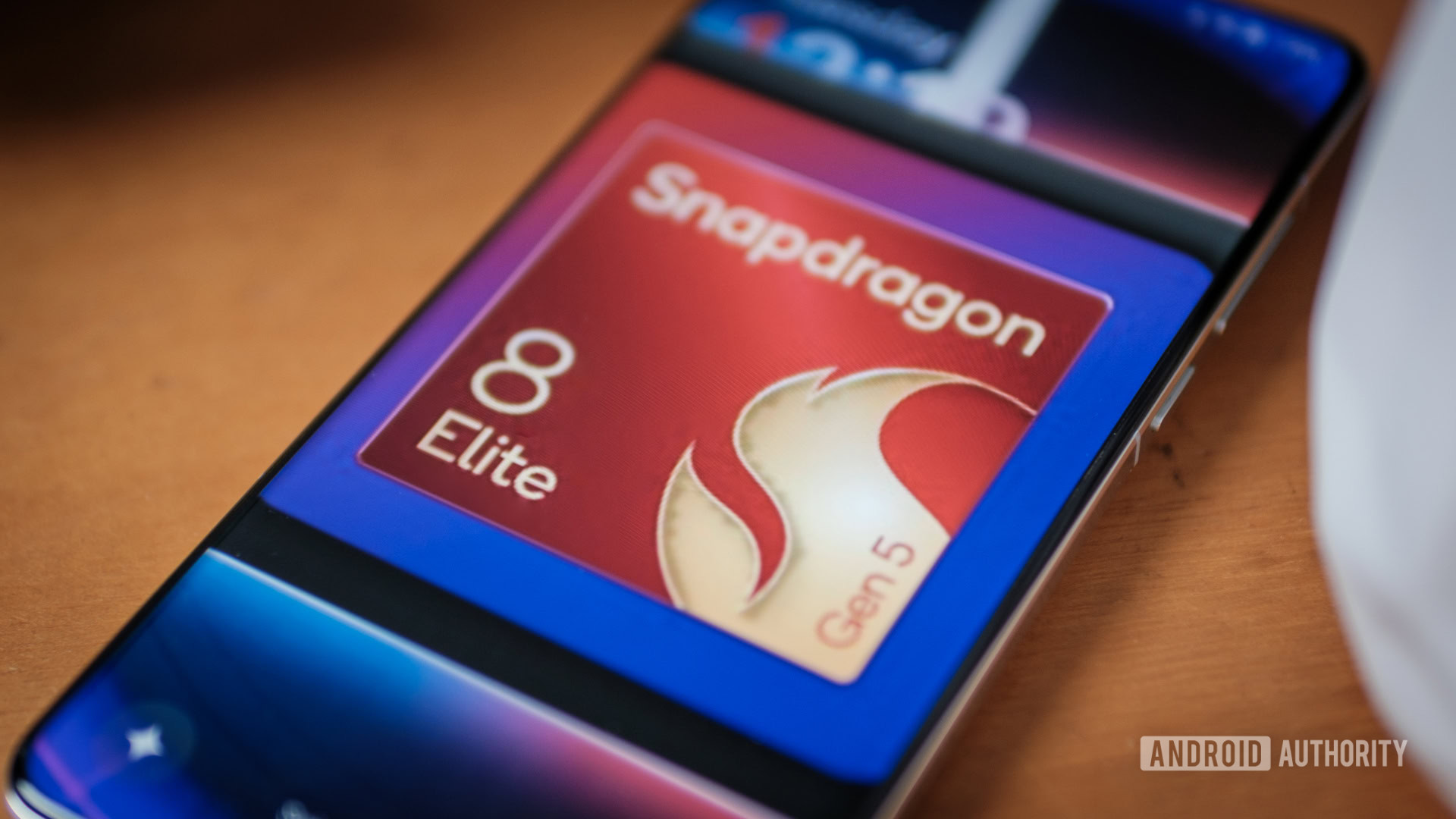 Logotipo do Snapdragon 8 Elite Gen 5 na mesa