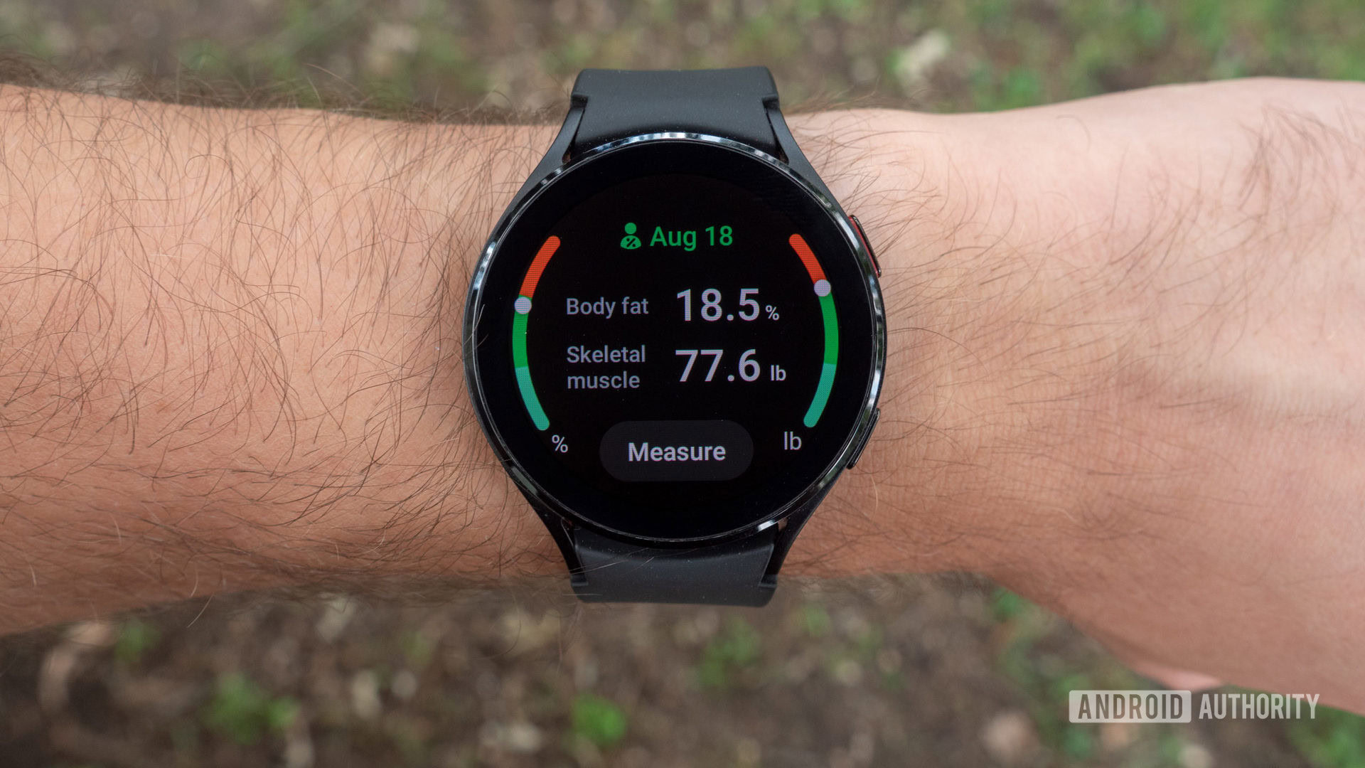 Samsung Galaxy Watch 4 Review Body Composition O Samsung Galaxy Watch 4 em um pulso mostrando análise de composição corporal.