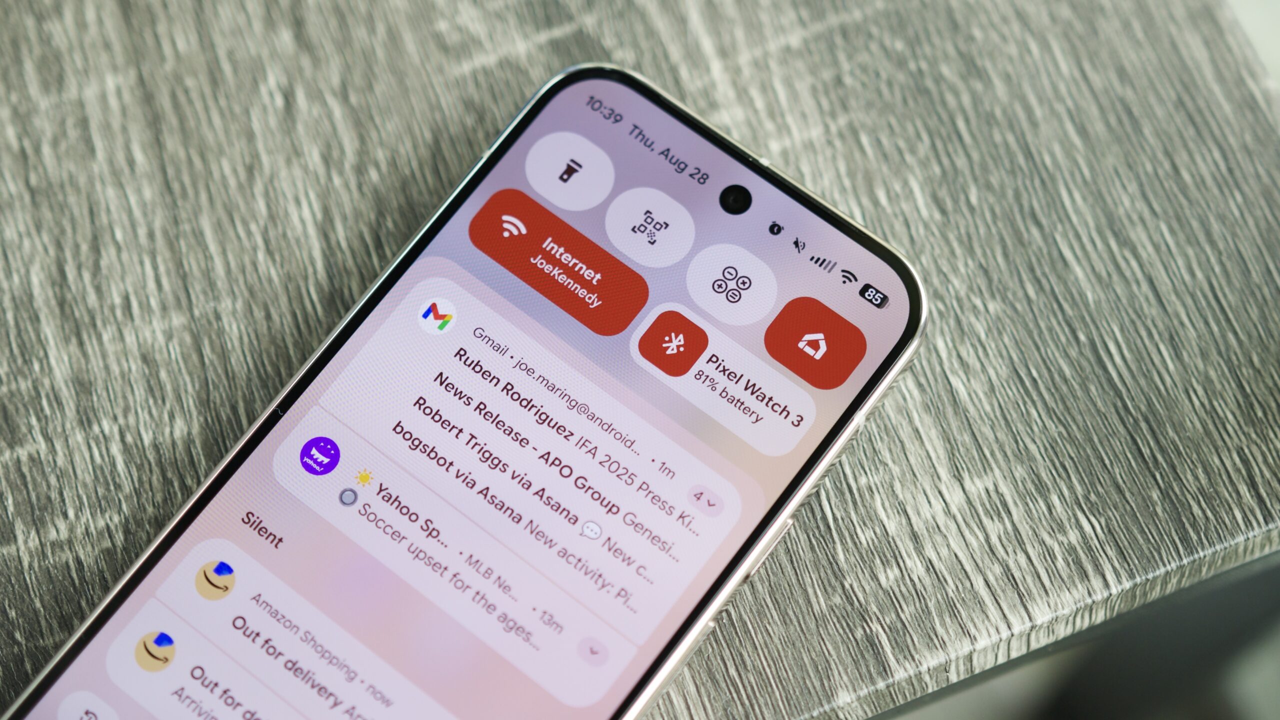 Google Pixel 10 Pro Quick Settings Hero 2 Painel de notificação e configurações rápidas em um Google Pixel 10 Pro.
