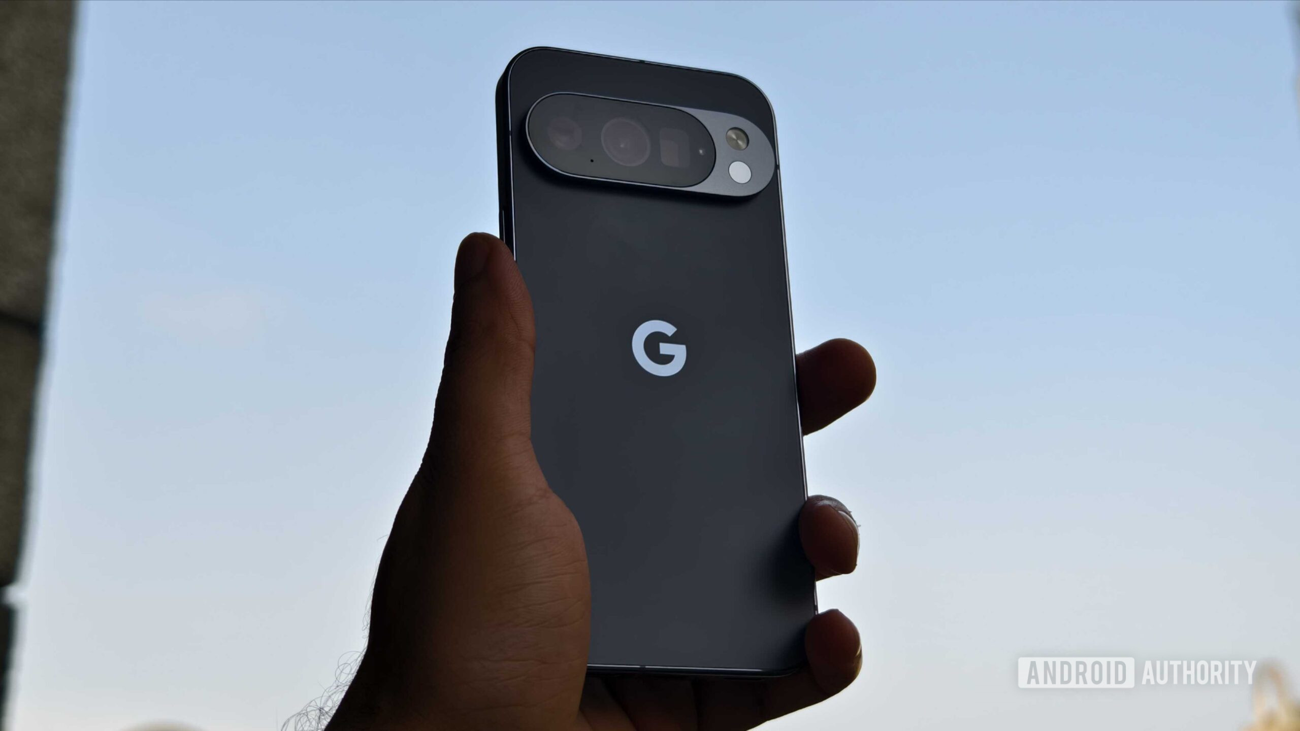 Prakhar Khanna segurando o Google Pixel 10 Pro.
