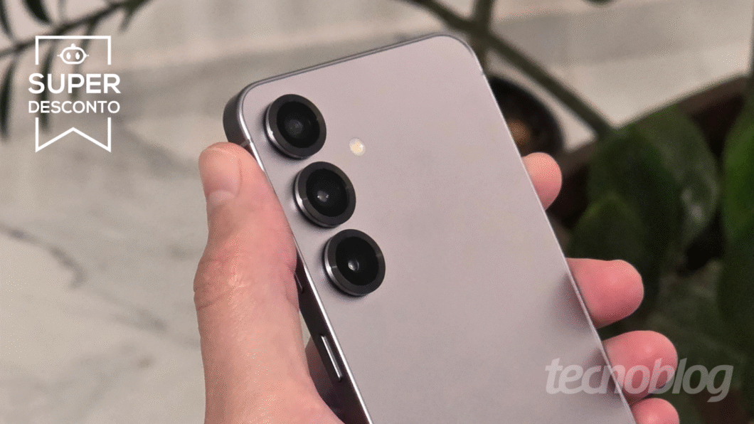 Mão segurando o Galaxy S25 mostrando as câmeras traseiras do celular