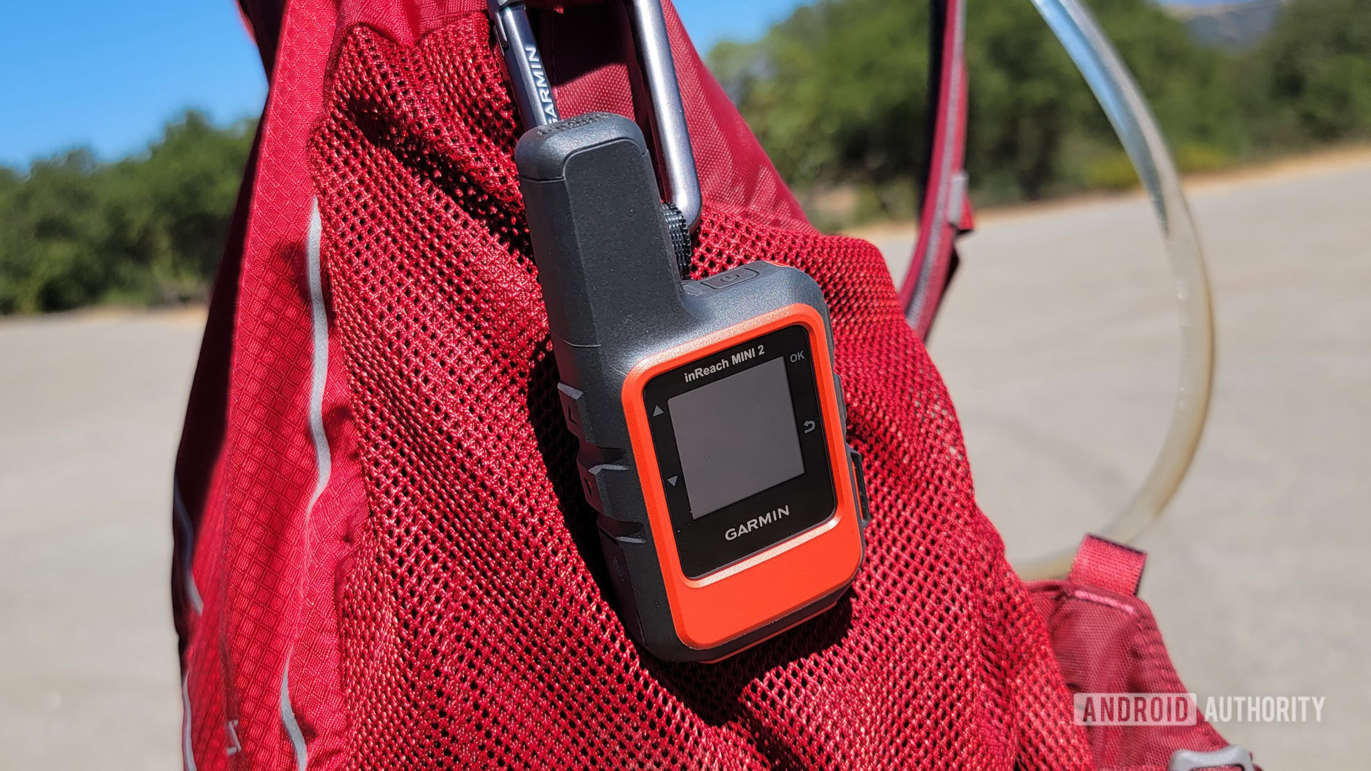 Garmin Inreach mini 2 amarrado a uma mochila vermelha Garmin Inreach mini 2 amarrado a uma mochila vermelha