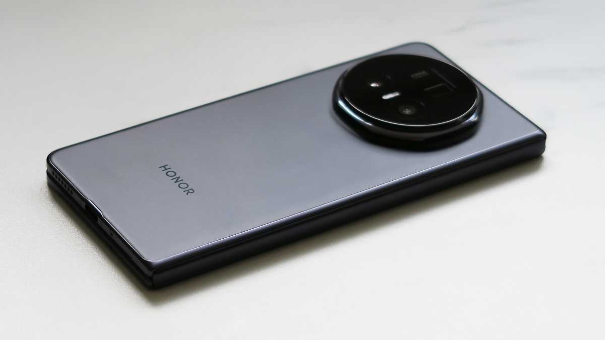 Honor Magic V5 REVIEW back angled closed