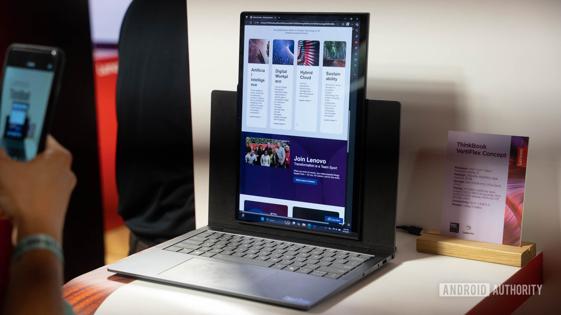 Lenovo ThinkBook Vertiflex Concept no modo retrato no suporte