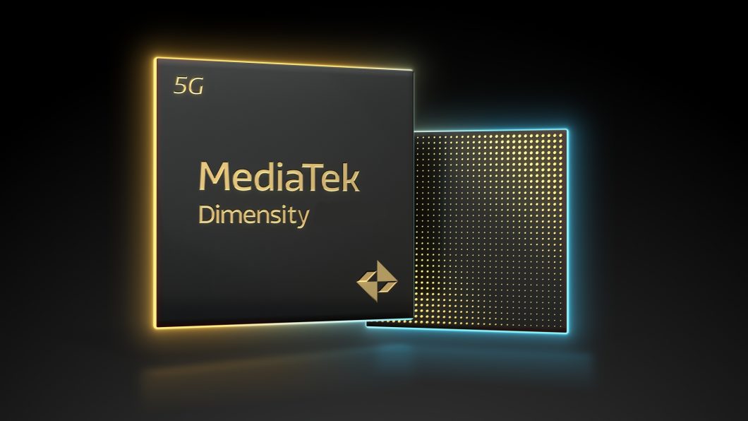 Uma representação 3D de dois microchips idênticos da MediaTek. O primeiro, em primeiro plano, é cinza-escuro com bordas iluminadas em dourado. A inscrição "MediaTek Dimensity" está gravada no centro. A sigla "5G" está no canto superior esquerdo e um pequeno logo está no canto inferior direito. O segundo microchip, em segundo plano, também é cinza-escuro, mas com a parte superior coberta por pontos dourados e as bordas iluminadas em azul claro. Ambos os chips flutuam em um fundo preto.