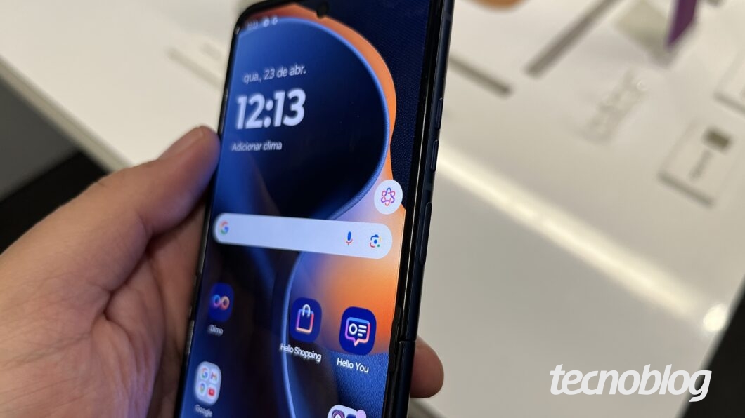 Tela do Razr 60, com destaque para o ícone da Moto AI na lateral