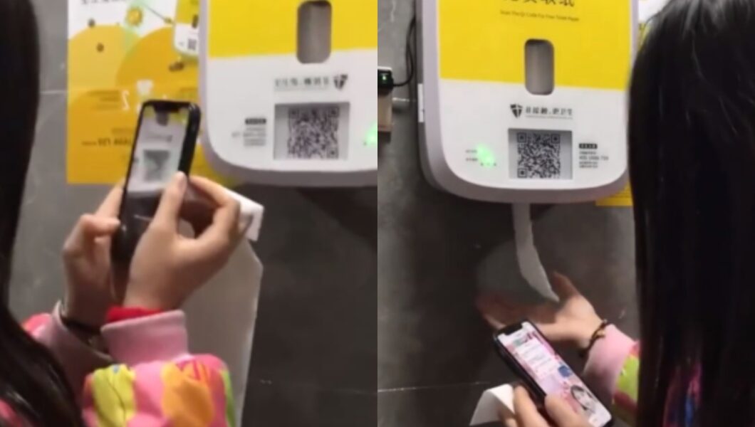 Montagem com duas imagens lado a lado. Na imagem da esquerda, uma pessoa segura um smartphone em frente a um dispensador branco e amarelo na parede, escaneando um código QR. Na imagem da direita, o dispensador libera uma folha de papel, enquanto a pessoa segura o celular abaixo, olhando para a tela do aparelho.