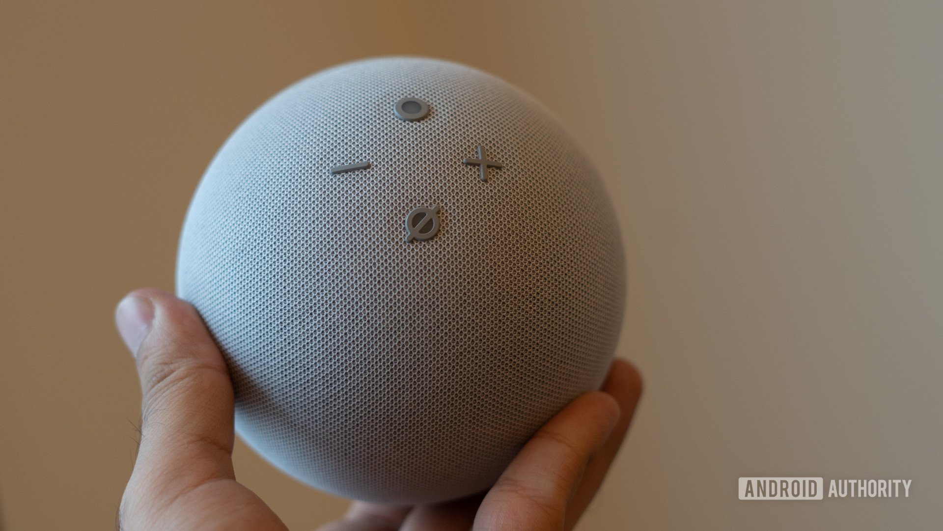 Echo Dot 2020 Quarta geração na mão mostrando controles DOT de eco de quarta geração