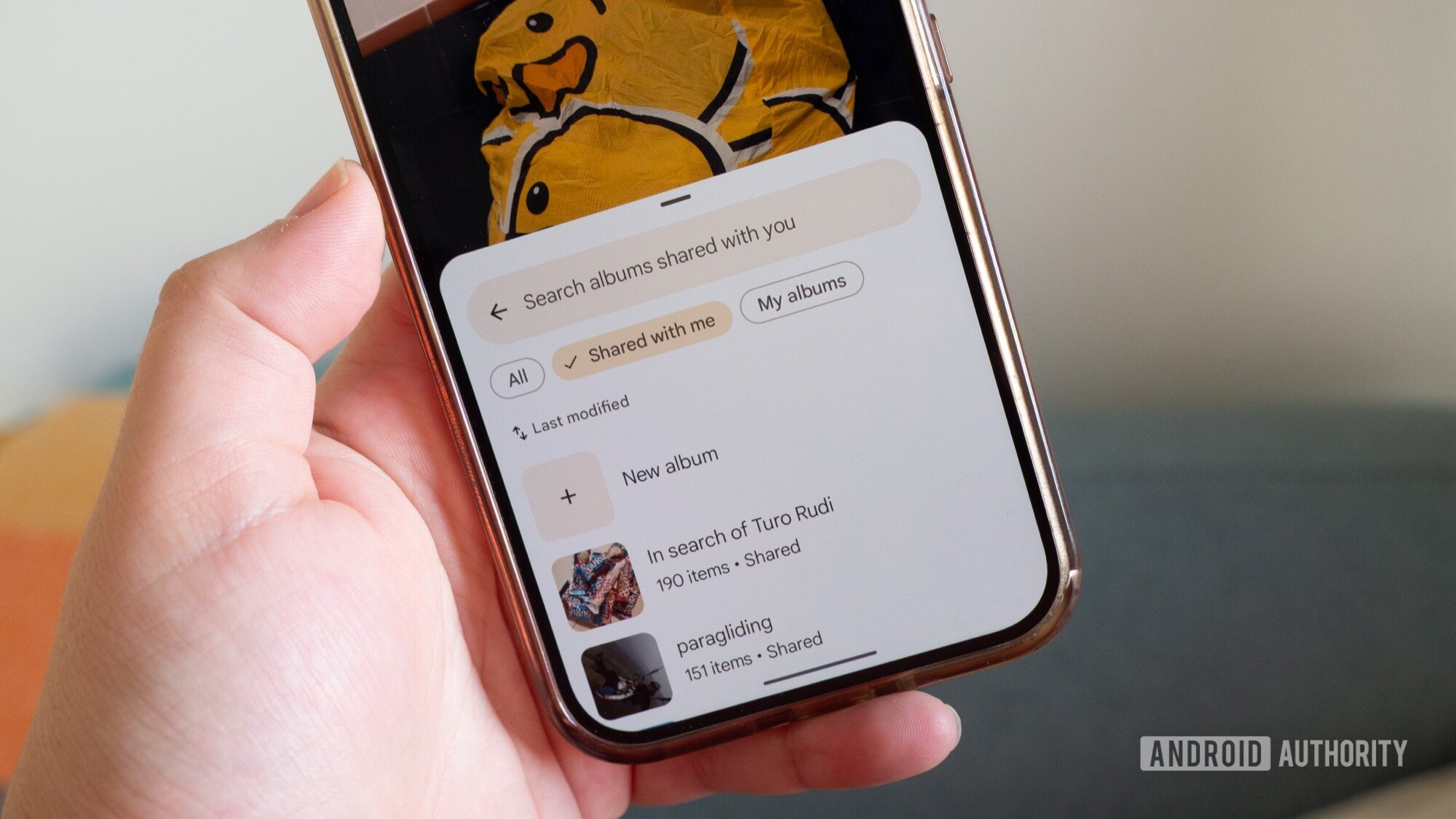Telefone mostrando o Google Fotos Add ao álbum Telefone mostrando o Google Fotos Add ao álbum