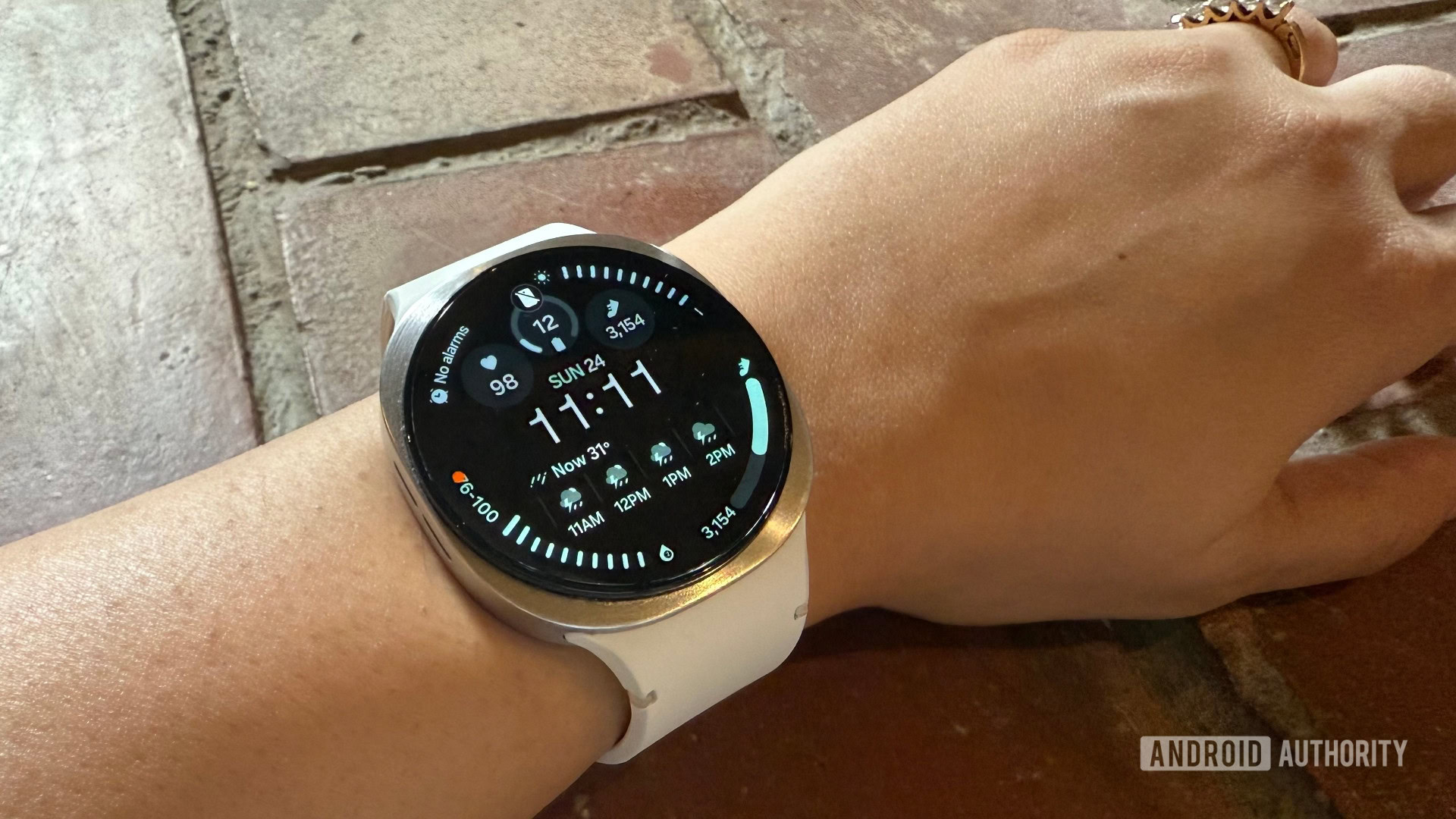 Samsung Galaxy Watch 8 em close -up do pulso