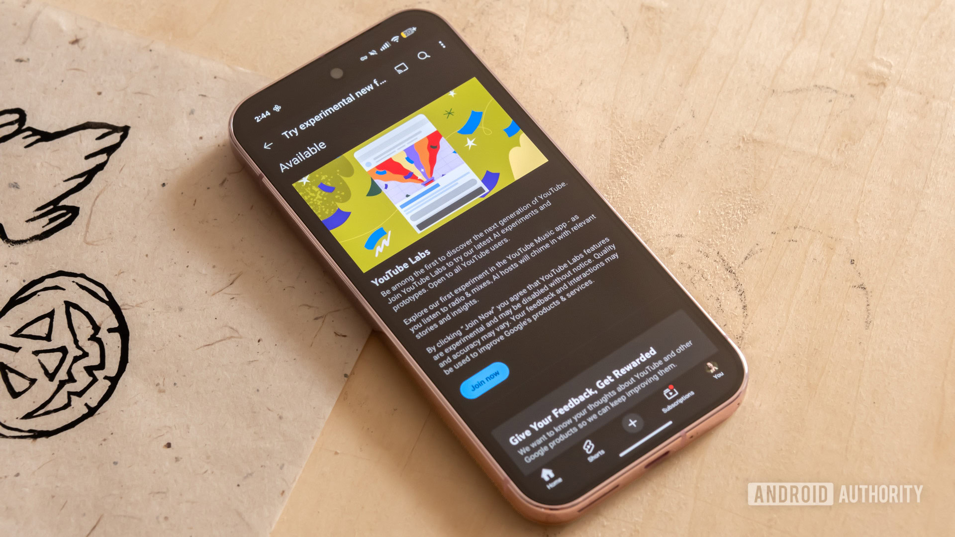 Um Google Pixel 9 Pro mostrando a página de inscrição do YouTube Labs.