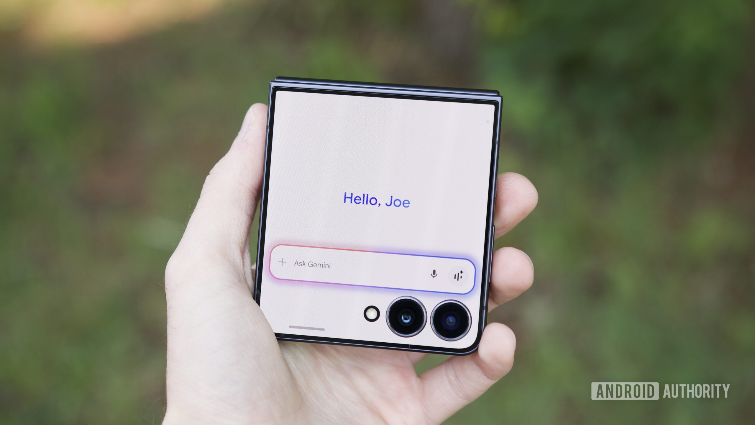 Aplicativo Gemini em execu&ccedil;&atilde;o na tela de capa Galaxy Z Flip 7.