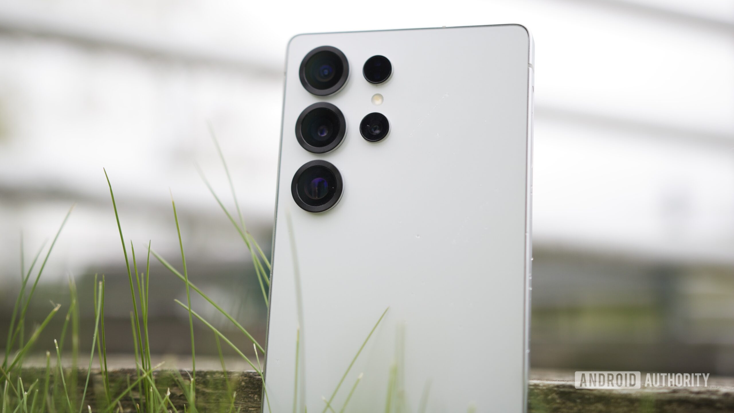 samsung galaxy s25 ultra joe revisitar 12 Uma visão aproximada das câmeras traseiras do Samsung Galaxy S25 Ultra.