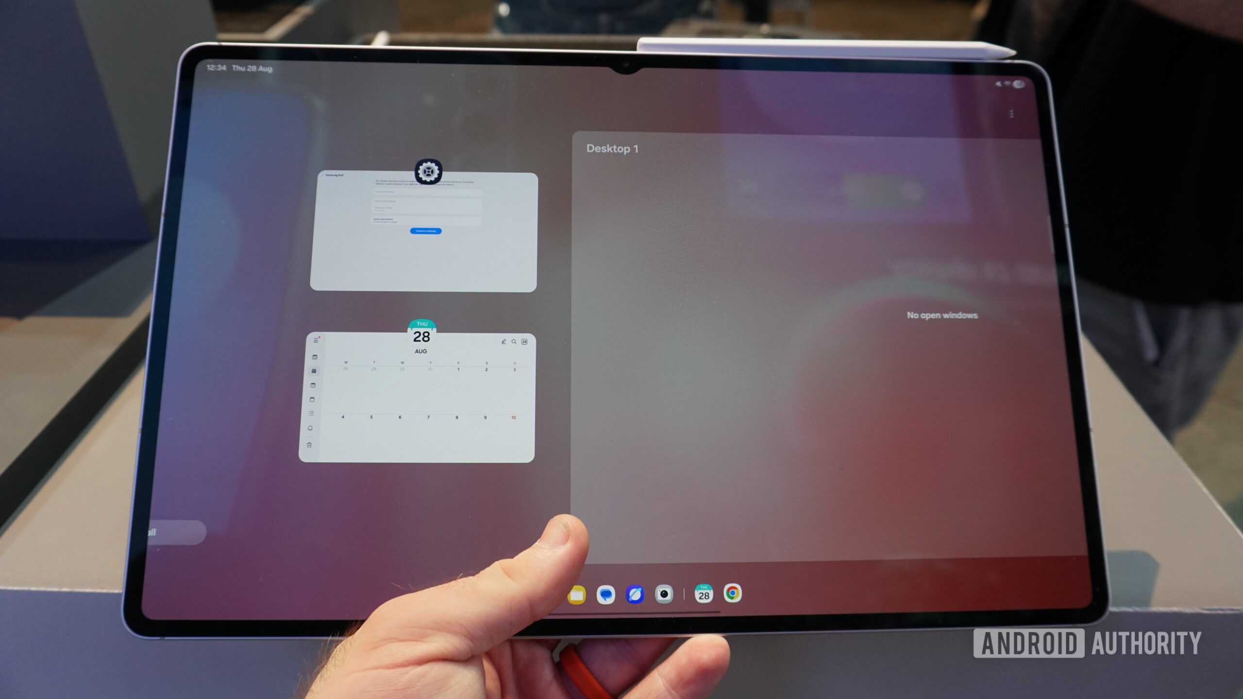 Galaxy Tab S11 na frente da mão