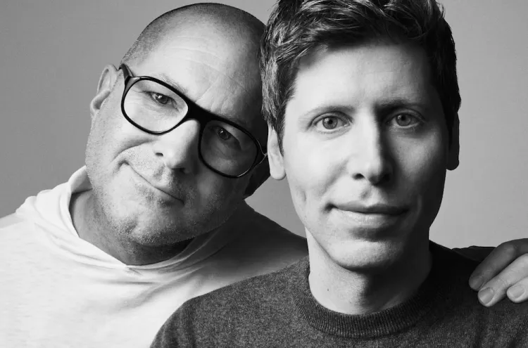 Imagem em preto e branco mostra Jony Ive e Sam Altman em um retrato, com foco nos rostos. Eles estão lado a lado. 