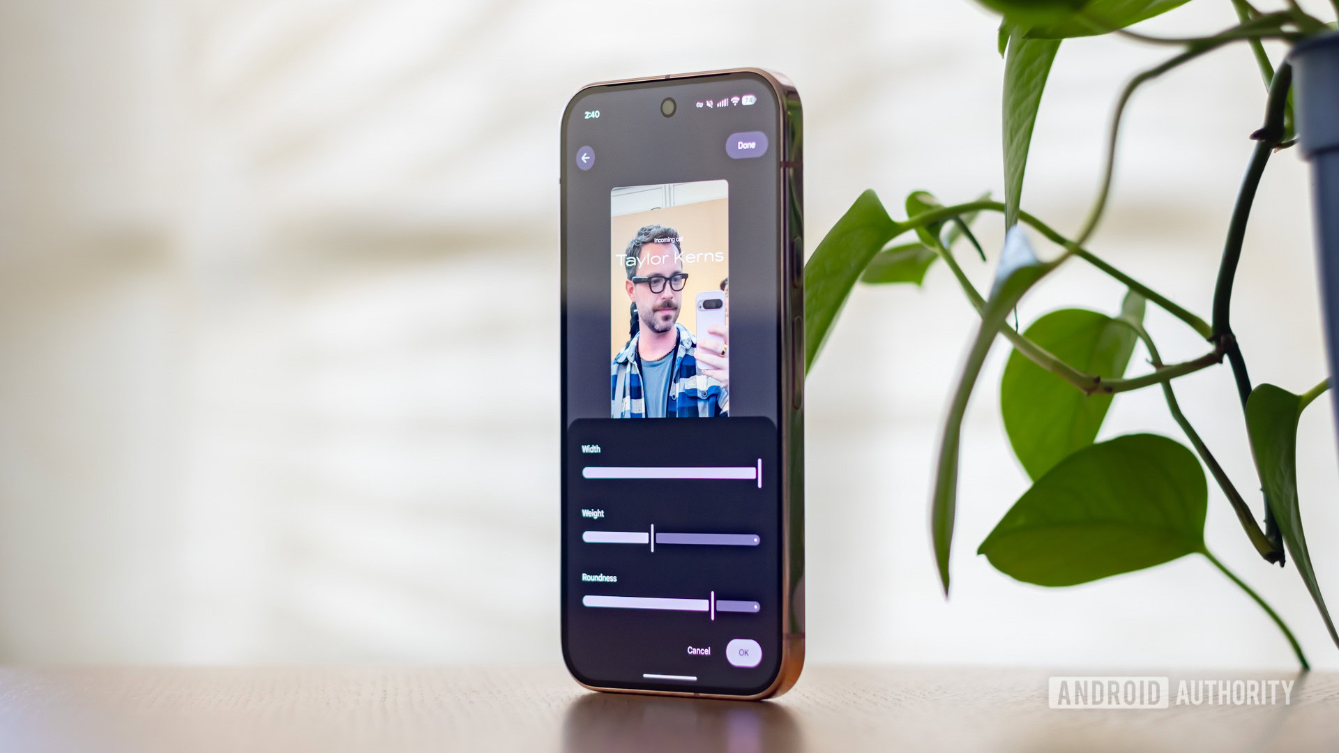 Cartão de telefone do Google Um Pixel 9 Pro mostra as opções de personalização do cartão de chamada.