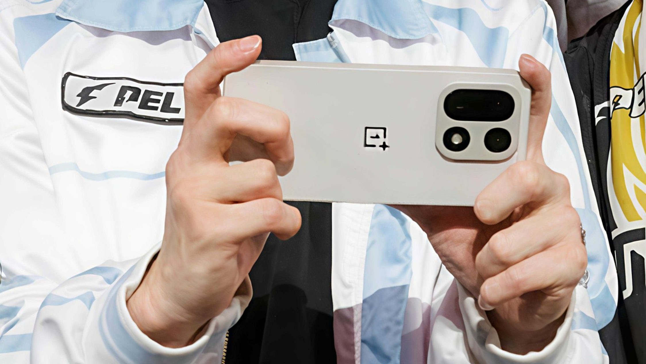 Suspeito OnePlus 15 em Titanium sendo usado na imagem do evento do evento Suspeito OnePlus 15 em Titanium sendo usado na imagem do evento do evento