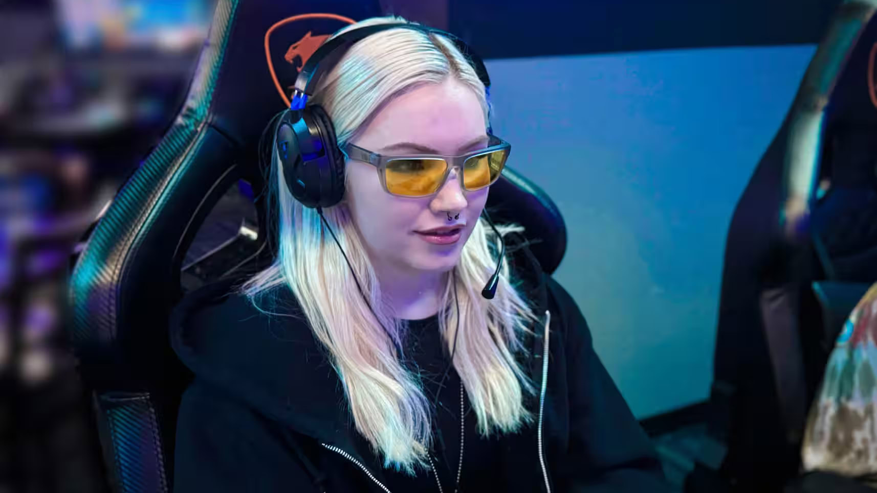 Mulher usando óculos de jogos de Kreedom Denali Mulher usando óculos de jogos de Kreedom Denali