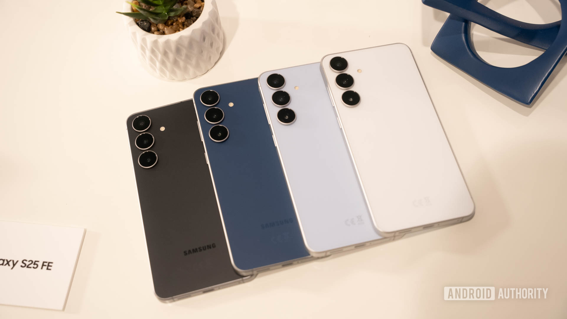 Samsung Galaxy S25 FE em todas as quatro cores Samsung Galaxy S25 FE em todas as quatro cores