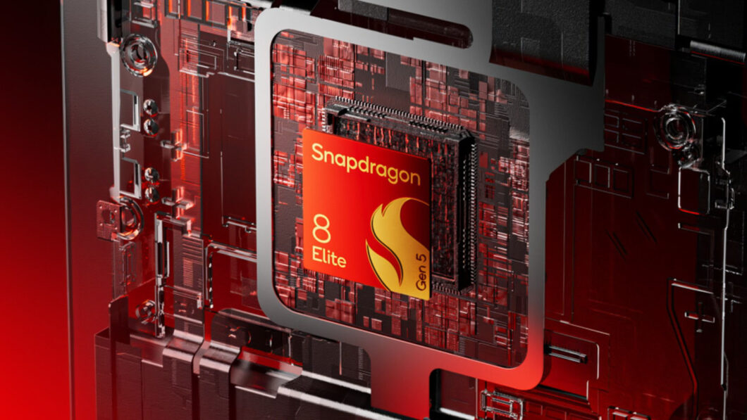 Imagem promocional mostra um chip eletrônico em destaque, com design metálico e fundo em tons de vermelho. No centro, aparece um quadrado vermelho com os textos “Snapdragon”, “8 Elite” e “Gen 5”, além do logotipo dourado em forma de chama da Qualcomm.