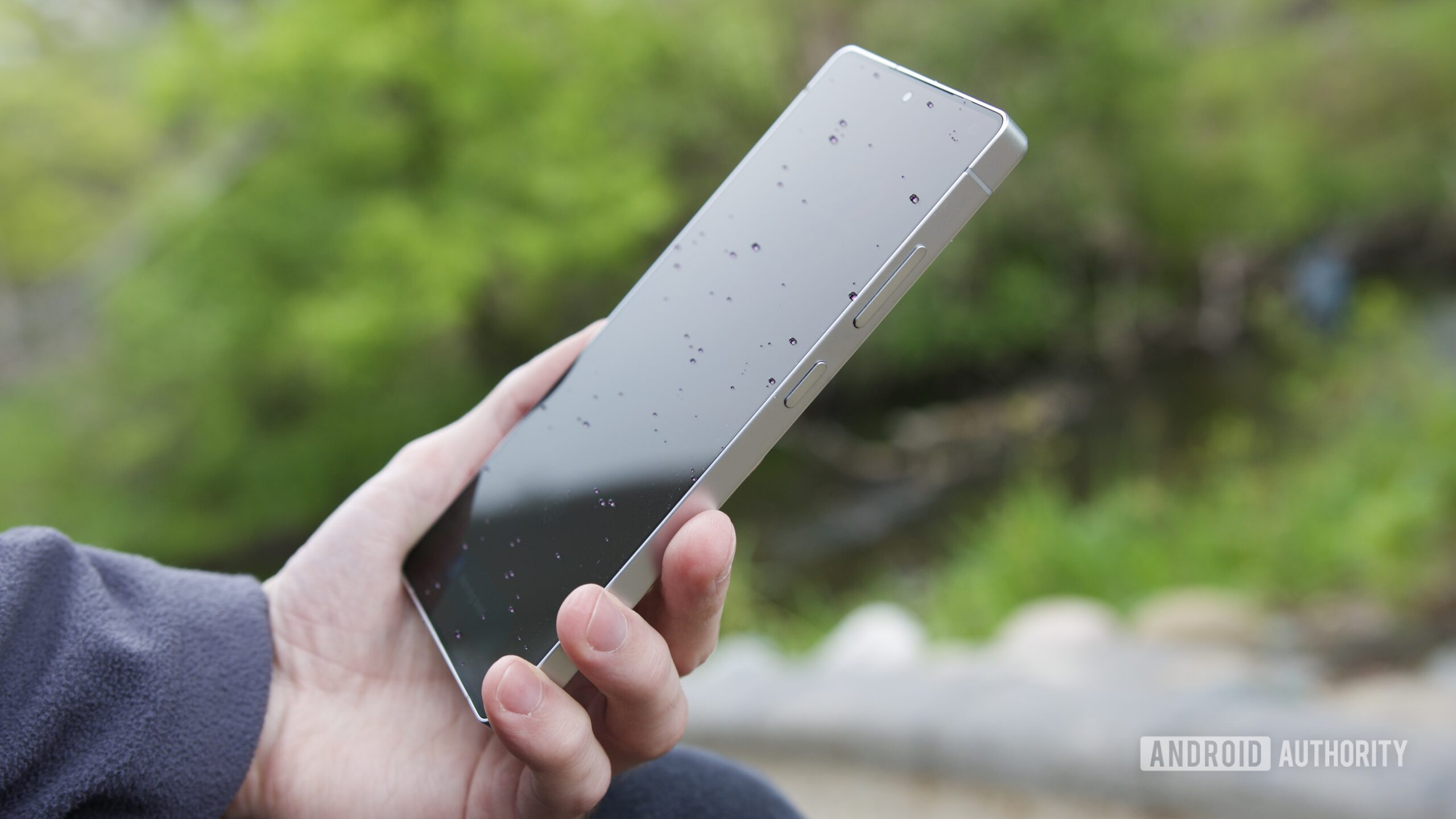 Samsung Galaxy S25 Ultra Joe Revisit 3 Uma vista lateral de alguém segurando o Samsung Galaxy S25 Ultra.